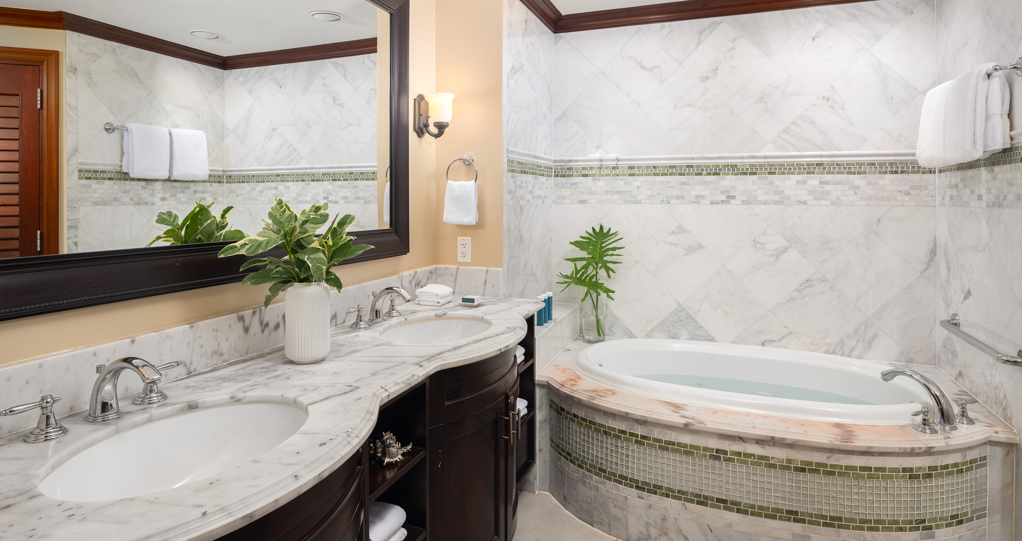 Concierge, Family Suite, Walkout, Pool Side
