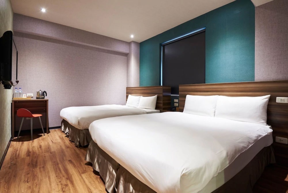 Tomorrow Hotel 16/22
