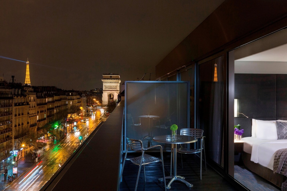 Renaissance Paris Arc de Triomphe Hotel 29/31