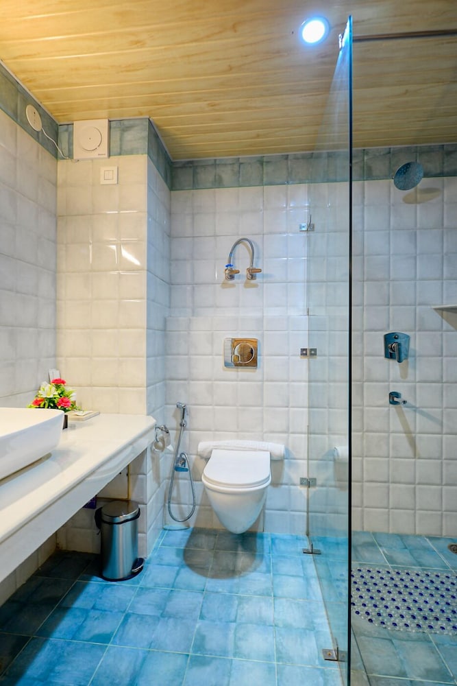Clarks Inn Suites Manali 34/36