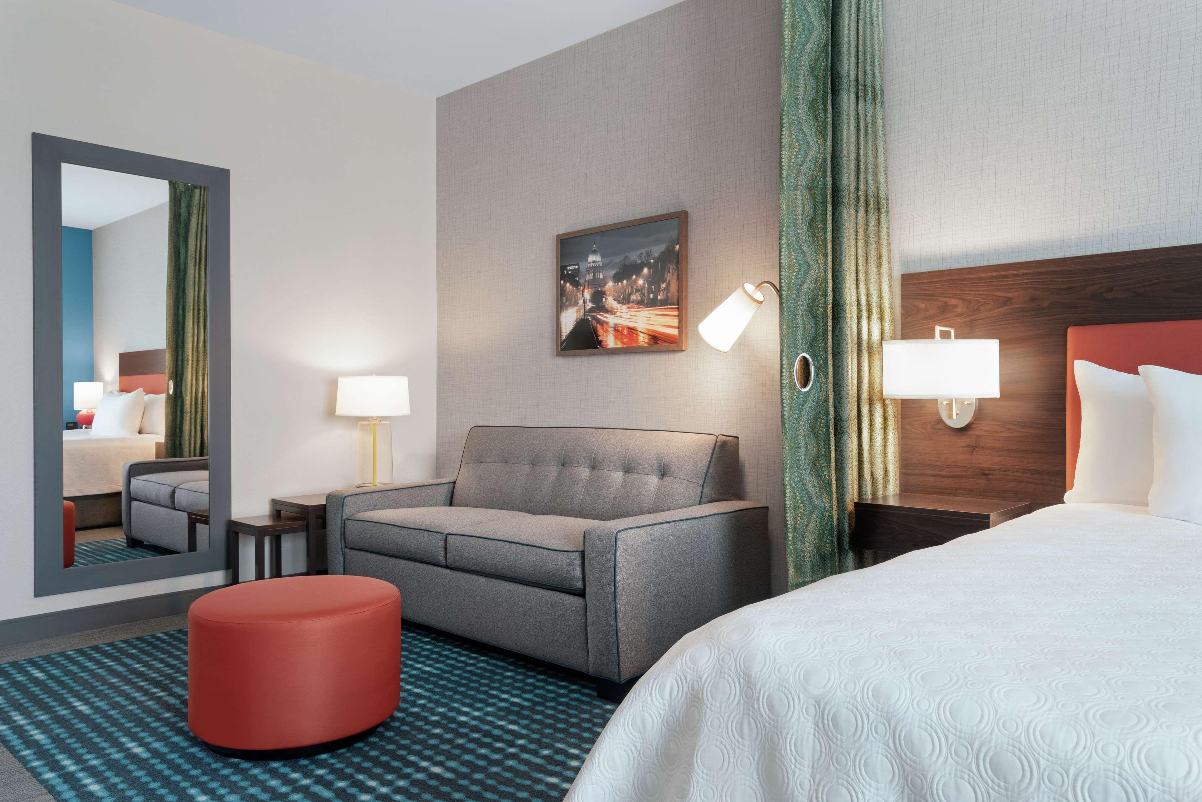 STUDIO, SUITE, KING BED
