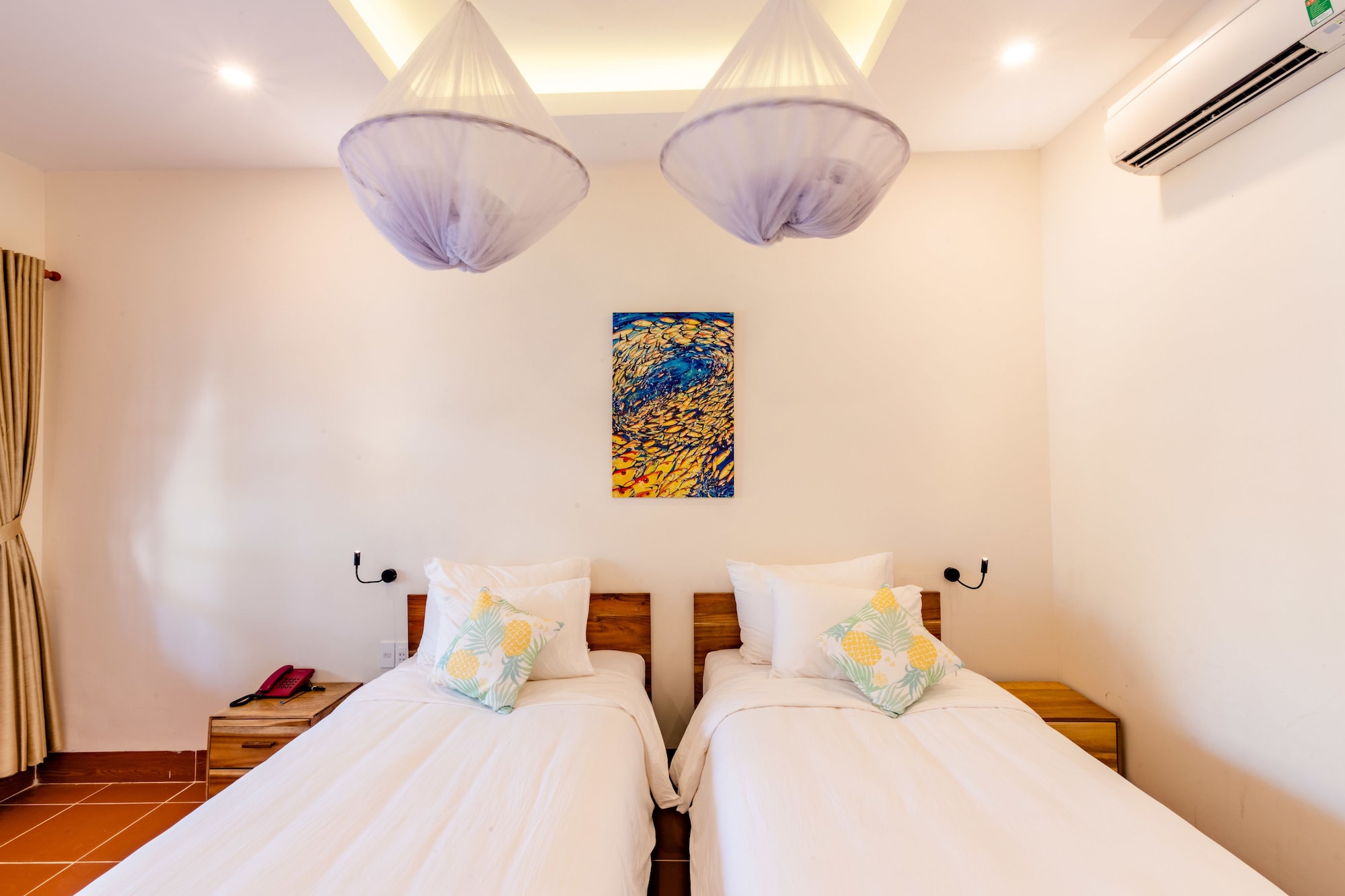 ROOM, TWIN BEDS, POOL VIEW