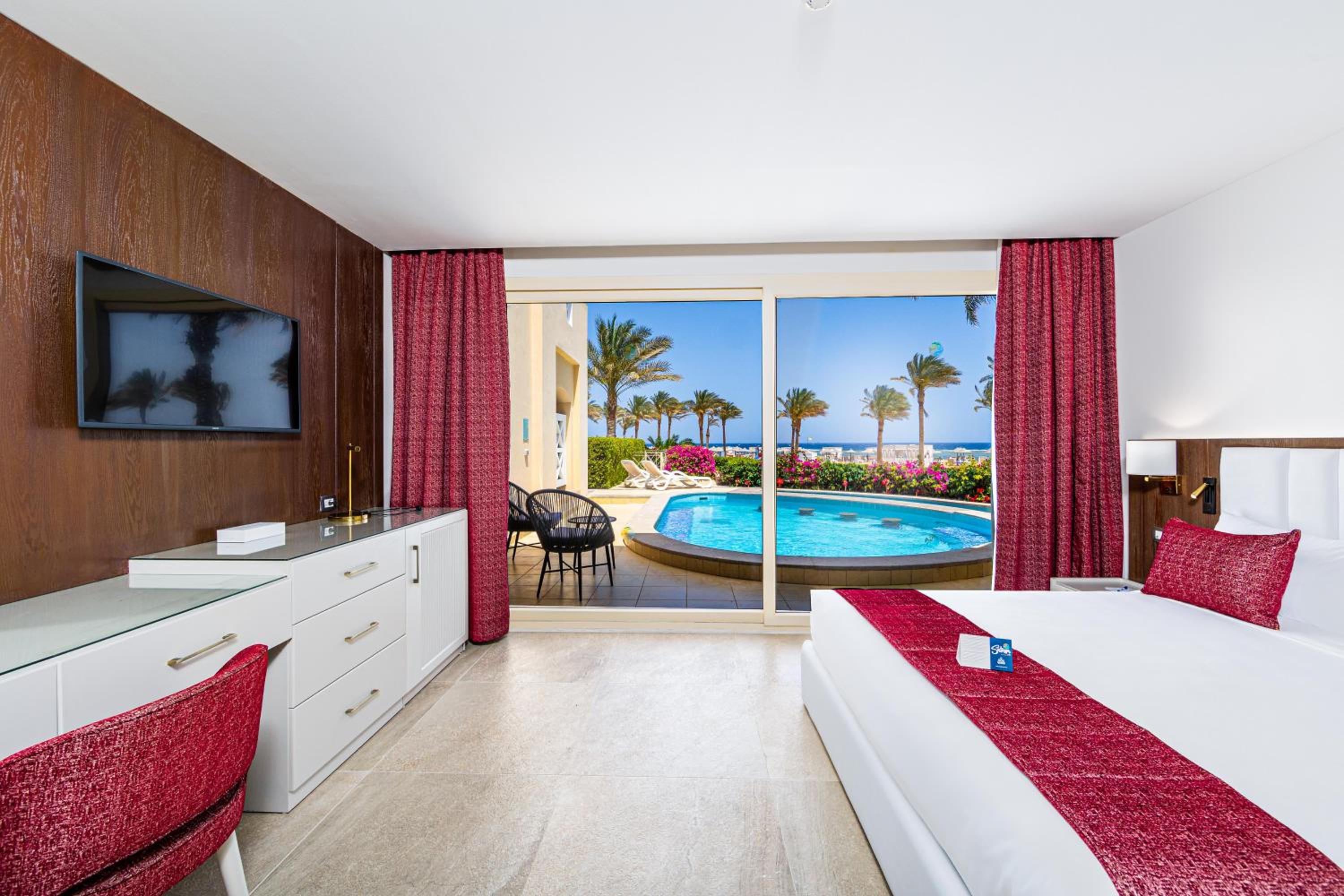 Pool, Suite, Twin Beds