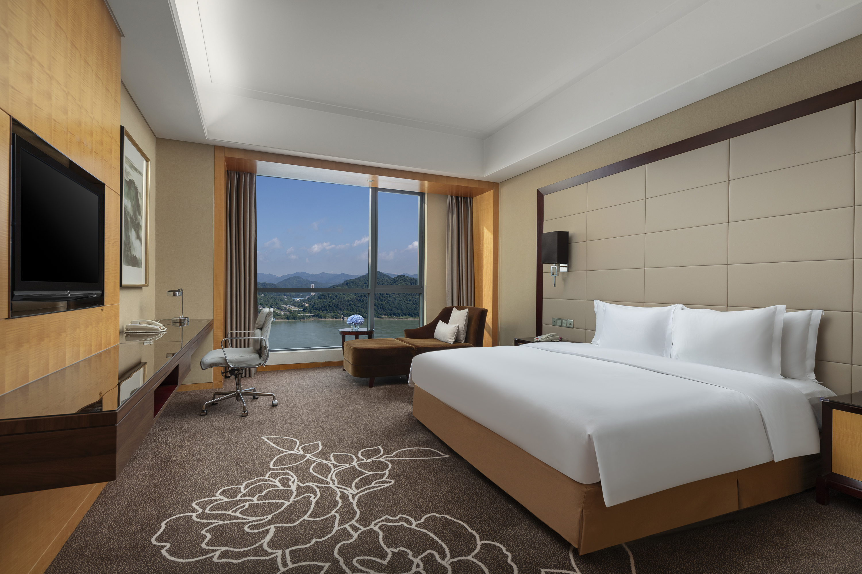 Standard, King Bed, River View, 180 Degrees View