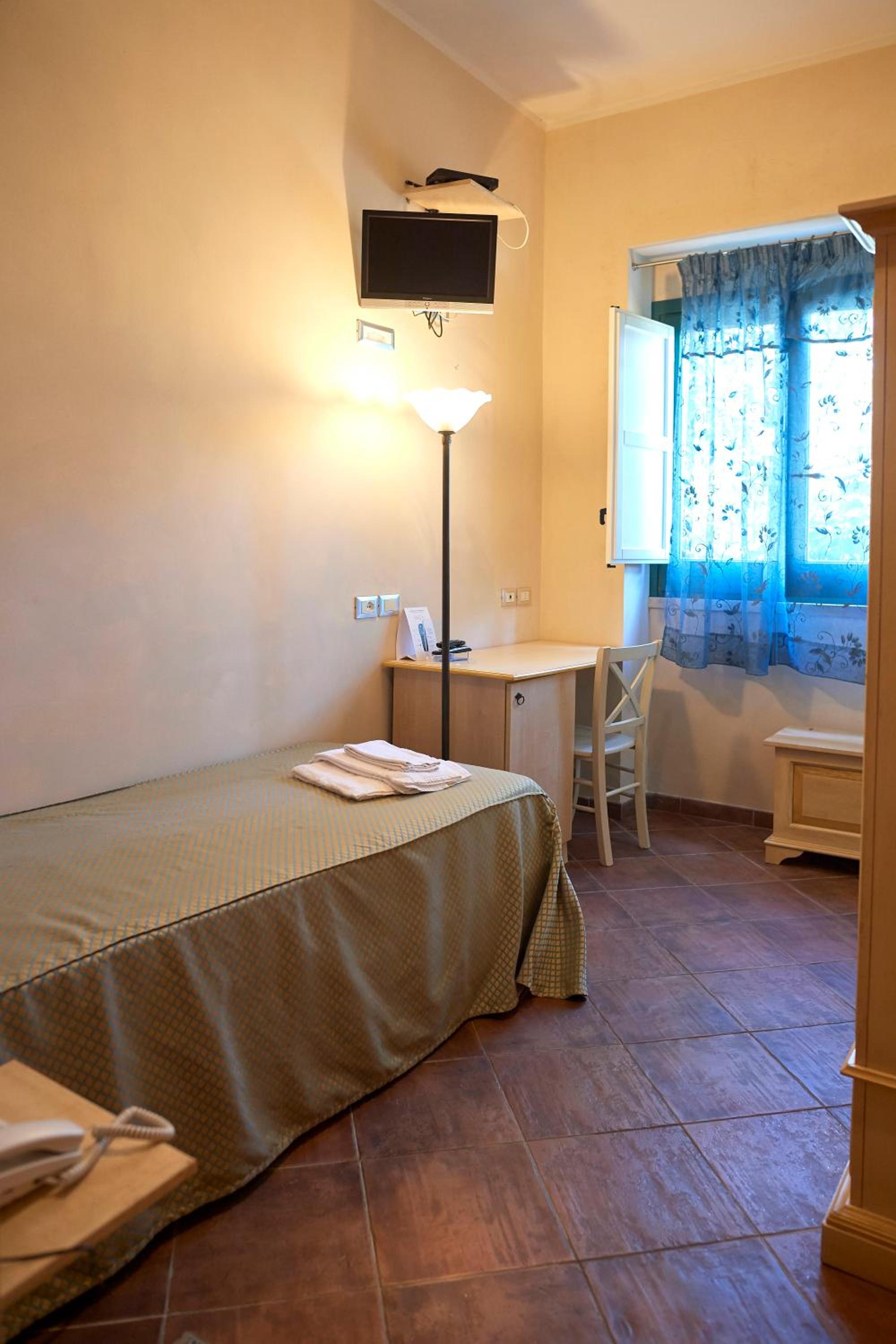 ROOM, SINGLE