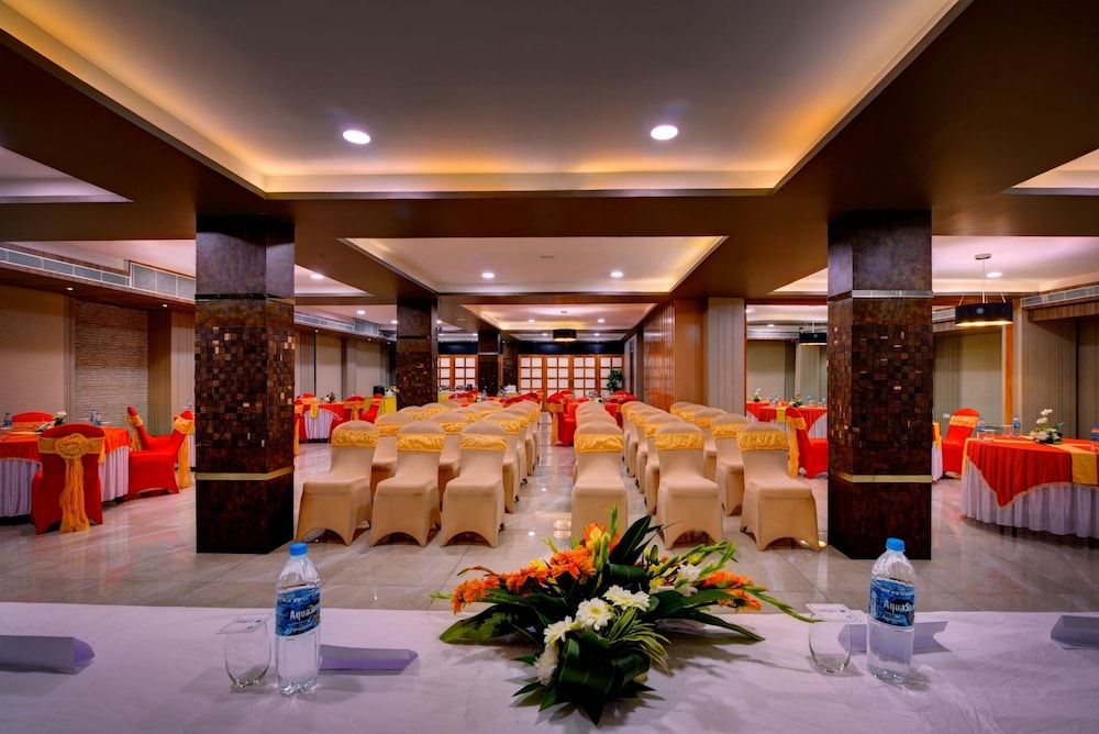 Udaan Clover Hotel Banquet & Spa 17/22