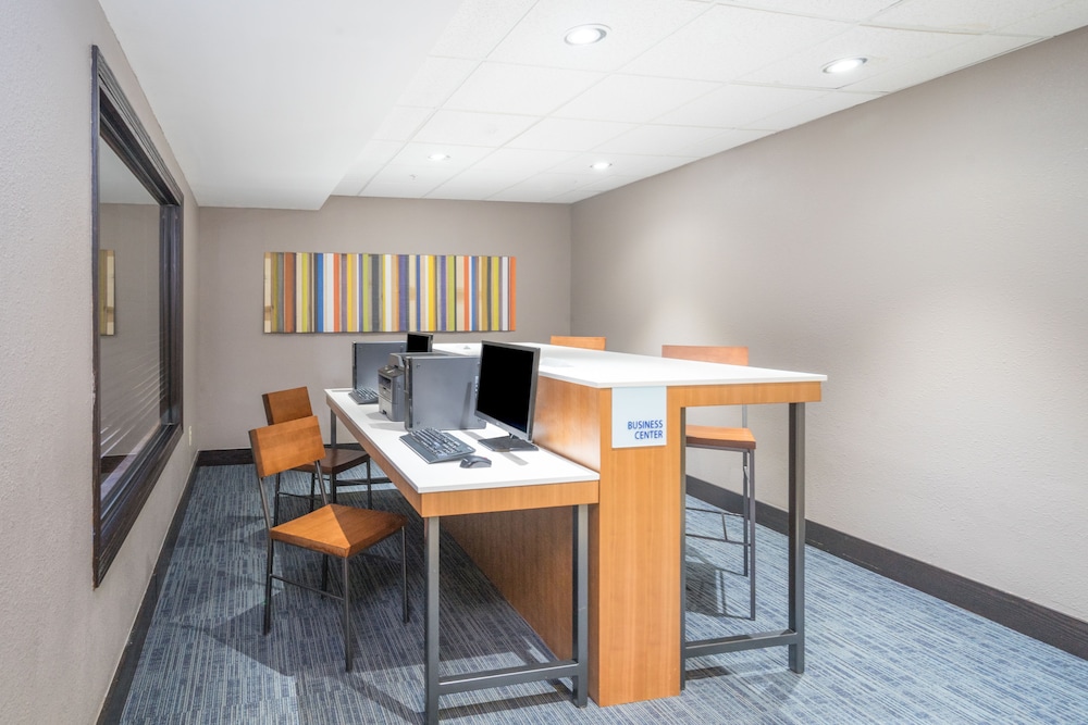 Holiday Inn Express Howe (Sturgis, Mi) 44/49