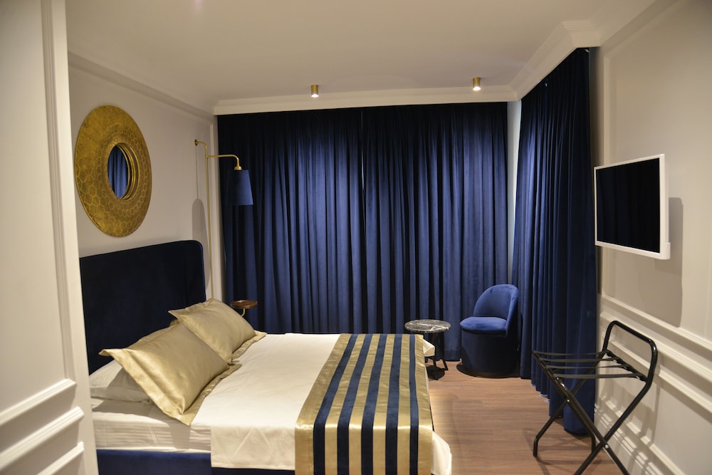 A11 Exclusive Hotel 6/25