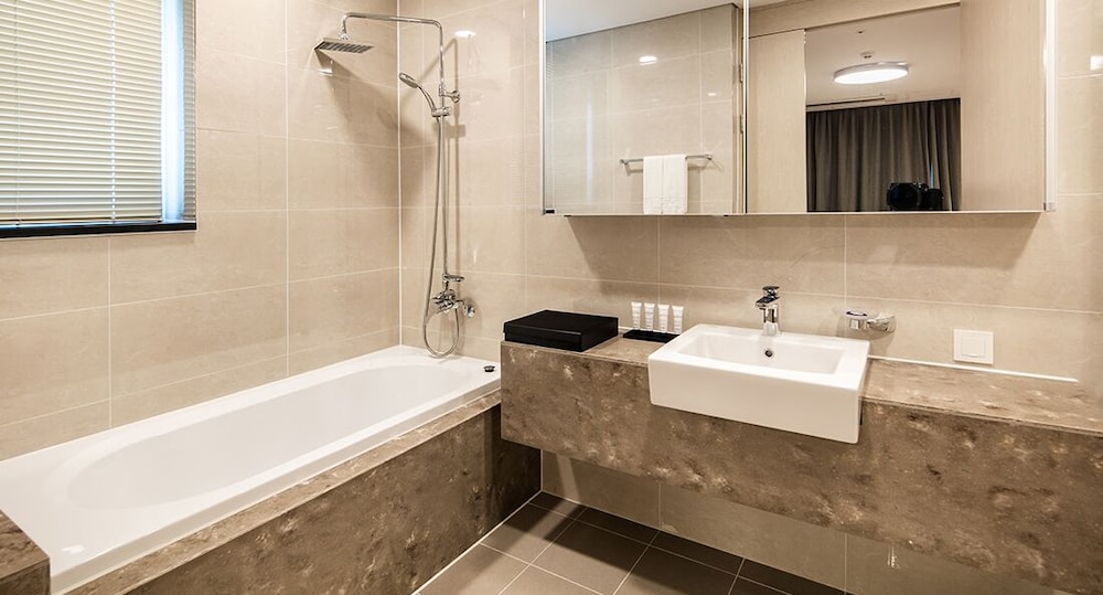 Presidential, Residence, Suite, 3 Queen Beds, Golden Tulip Incheon Airport Hotel and Suites 2/2