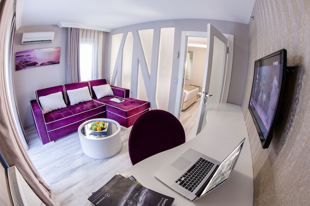 Demonti Hotel 44/69