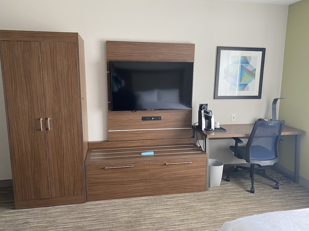 Holiday Inn Express Hotel and Suites Albuquerque Historic Old Town 54/73