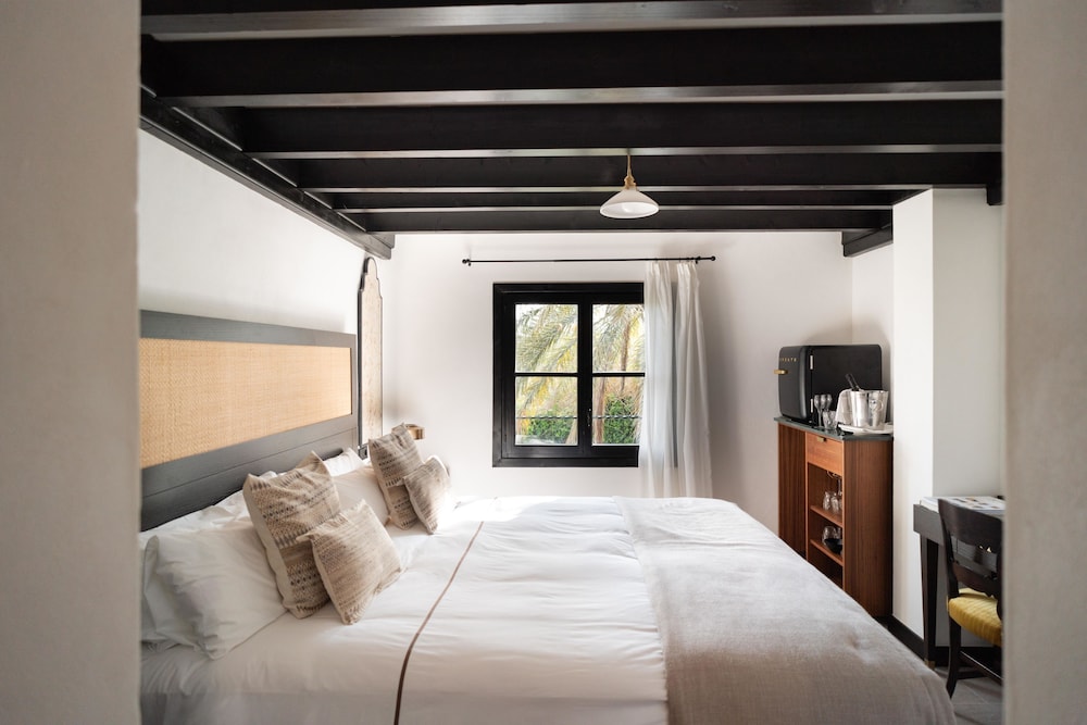 DELUXE, DOUBLE BED