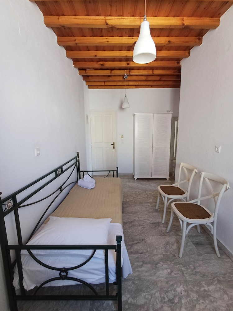 Manos Rooms 29/50