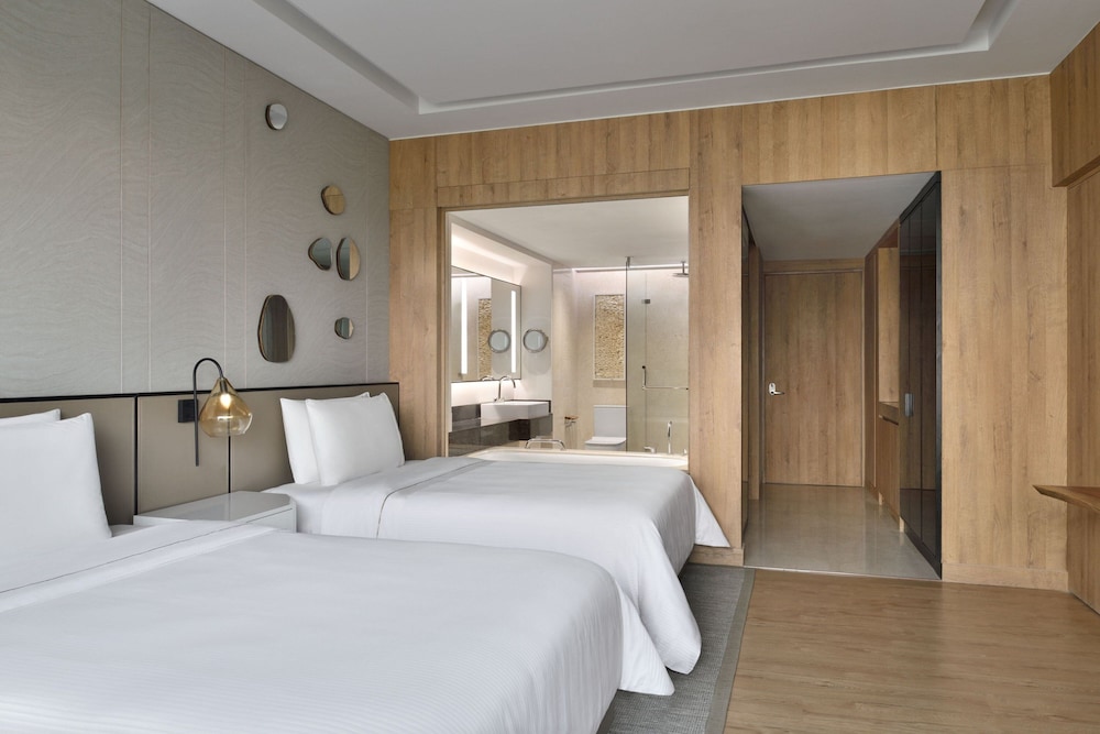 Room, 2 Double Beds, Hill View، The Westin Mumbai Powai Lake (ex Renaissance Mumbai) 5/13