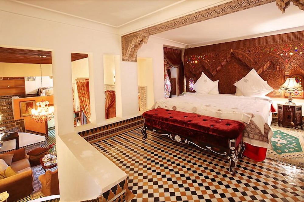 ROYAL, SUITE