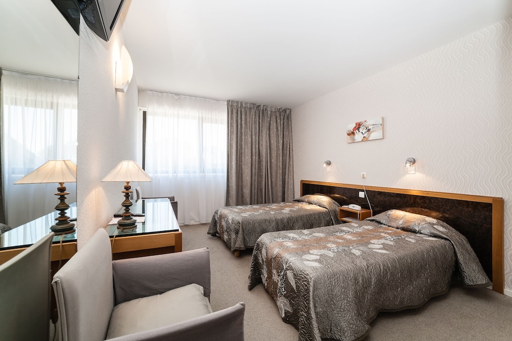 Mini, Twin Beds
