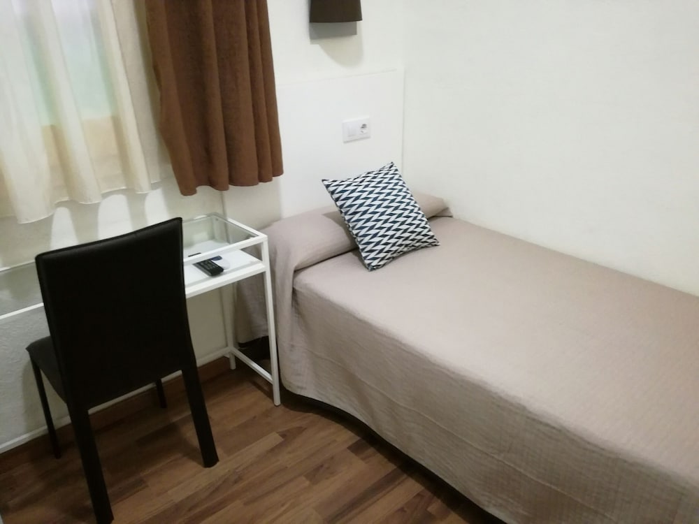 ROOM, SINGLE, SHARED BATHROOM