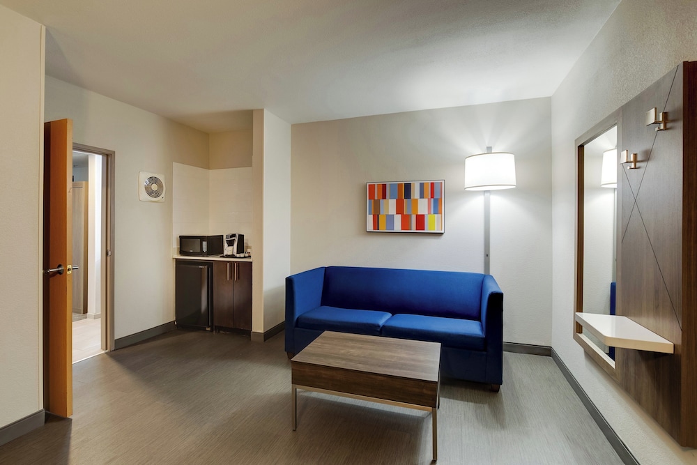 Holiday Inn Express & Suites I-95 Capitol Beltway-Largo 33/57