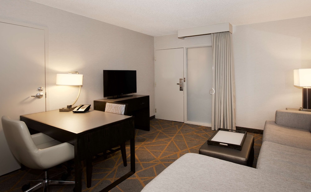Embassy Suites by Hilton Cincinnati Northeast Blue Ash 29/54