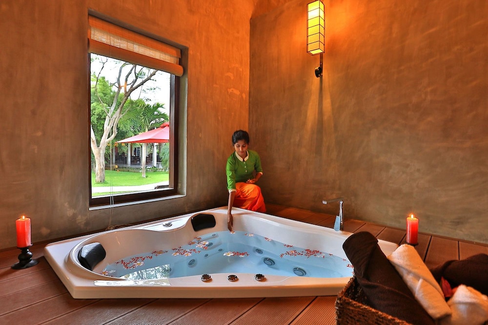 Chaarya Resort Spa By Chandrika 24/60