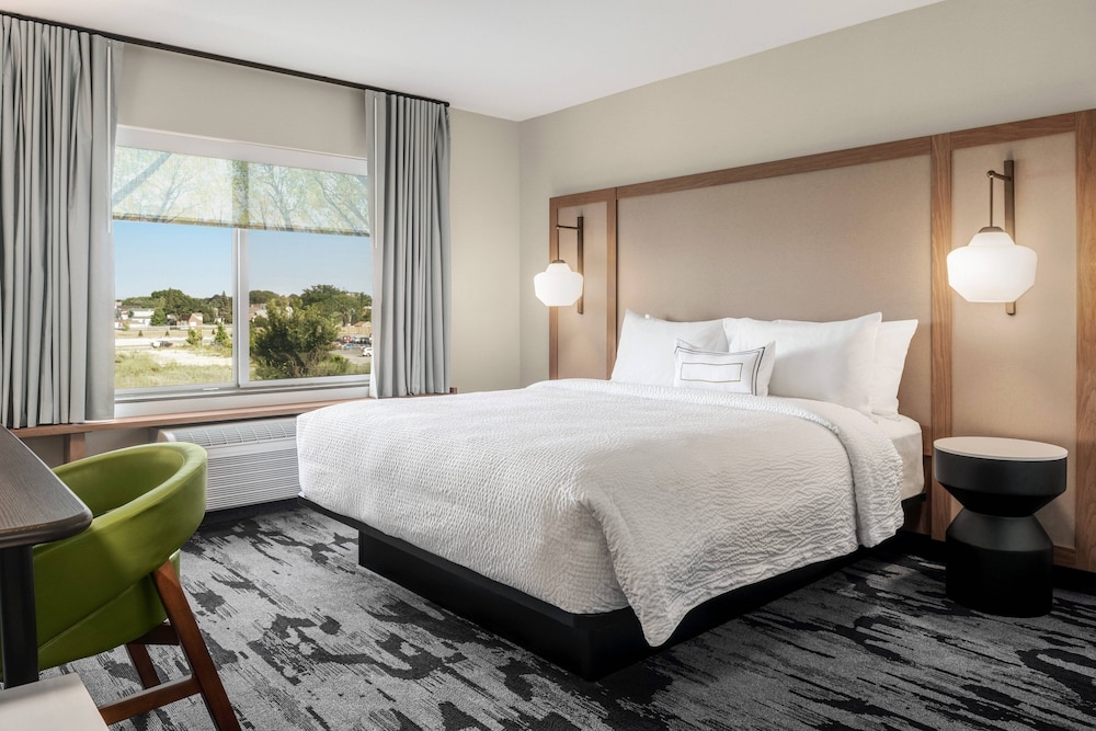 Fairfield Inn Suites Milwaukee West 11/38