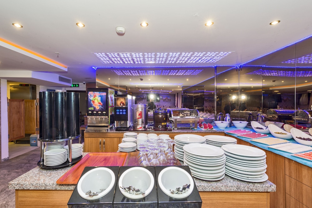 Grand Pamir Hotel 40/50