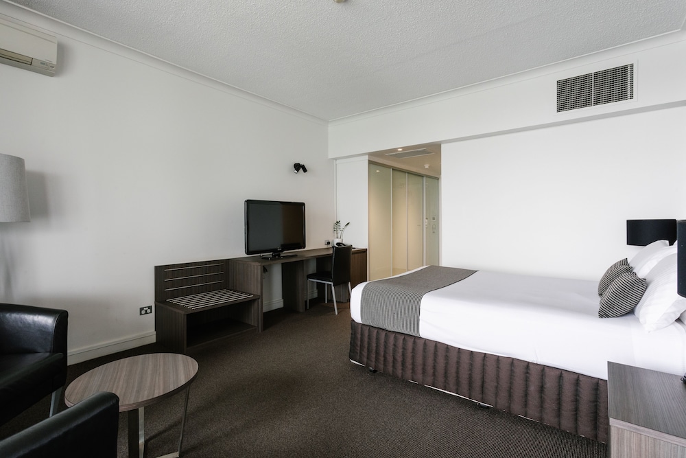 Lakes Resort Hotel 10/32