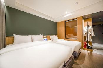 Deluxe, 2 Double Beds, Light View, Bathtub