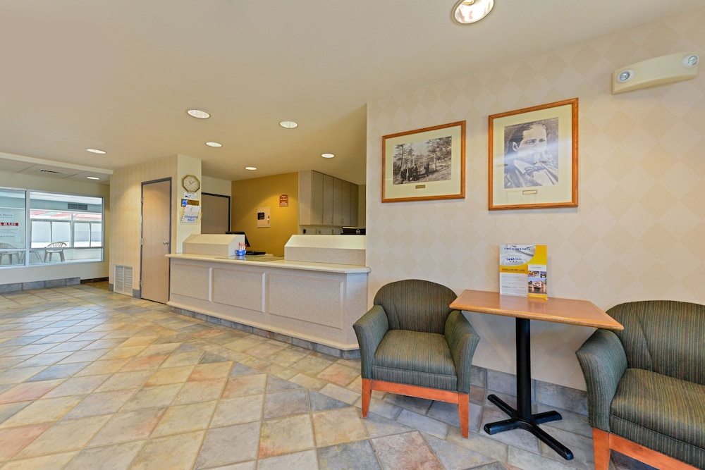 Econo Lodge Belle Fourche, SD 8/36