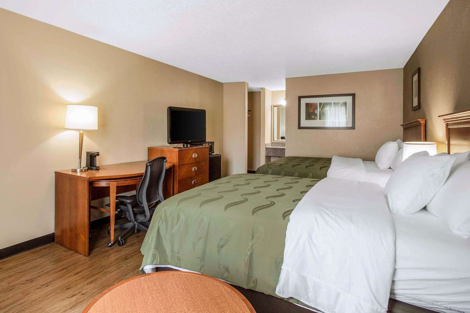 غرفة بسريرين كوين، Quality Inn and Suites University Area NC 4/4