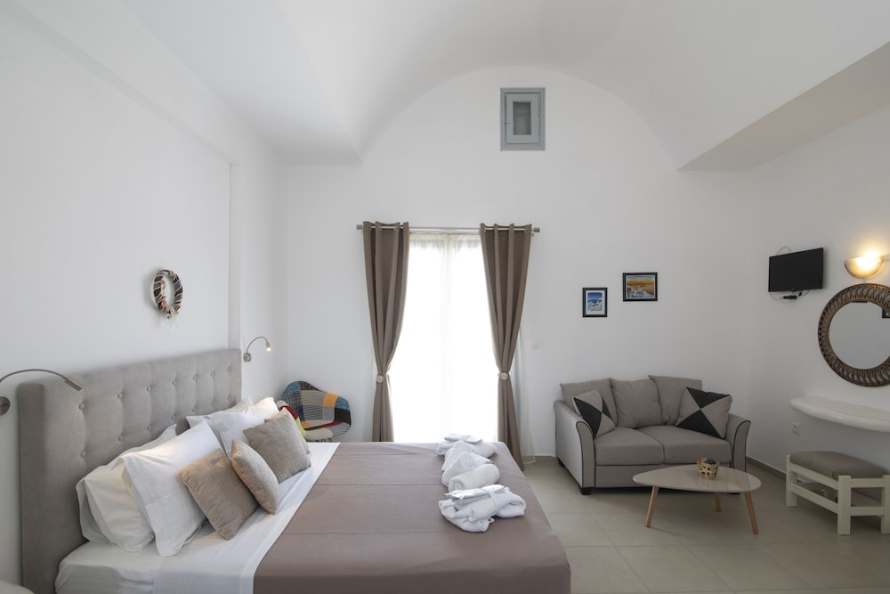 Thira S Dolphin Hotel 41/72