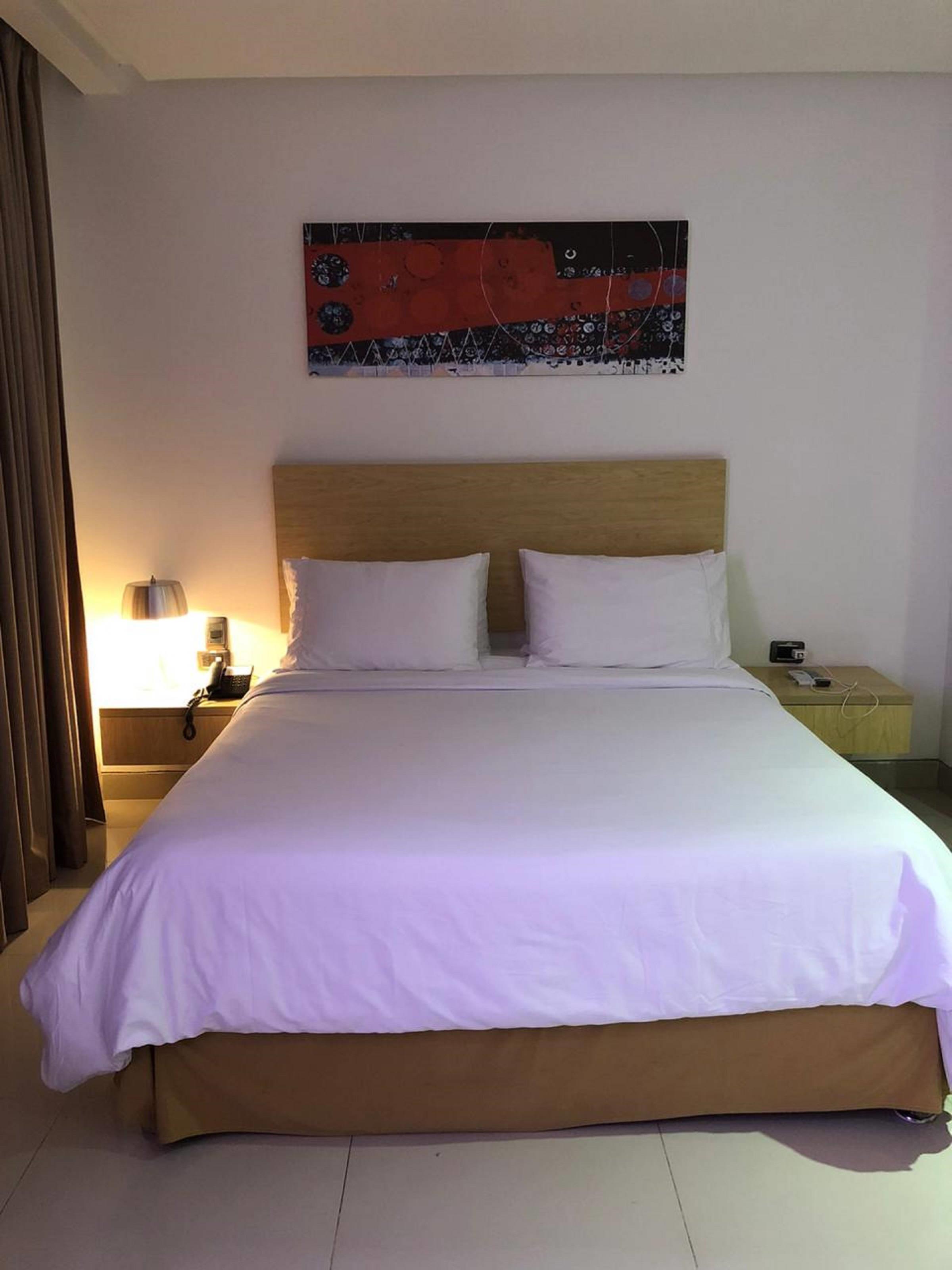 ROOM, QUEEN BED