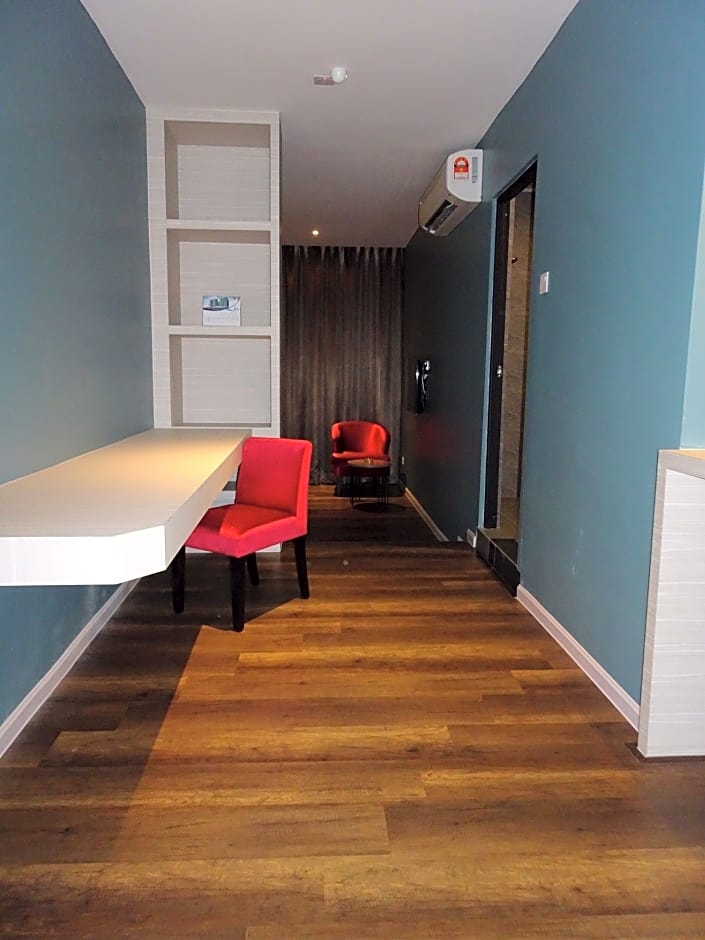 Bayfront Hotel 74/94