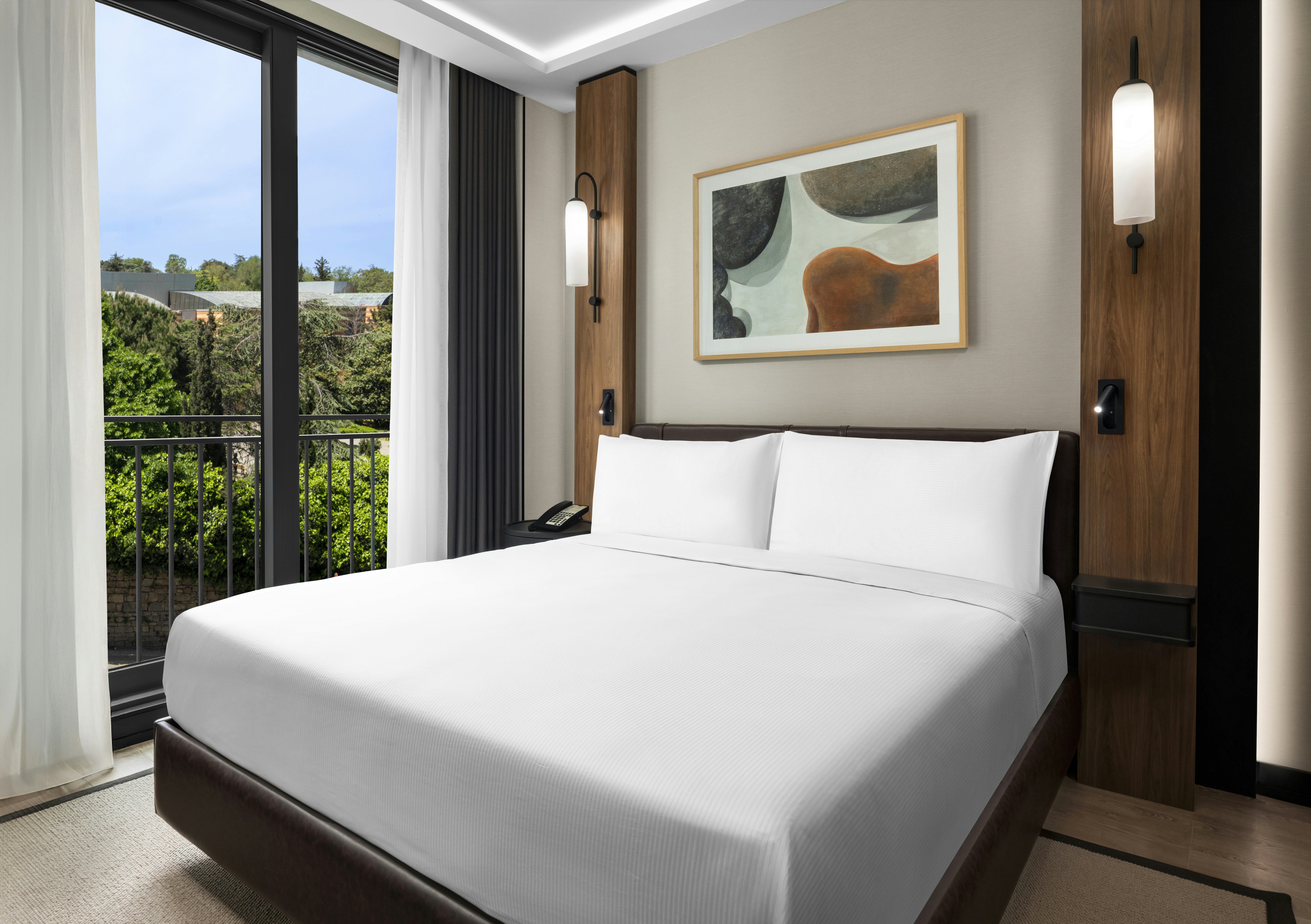DELUXE, KING BED