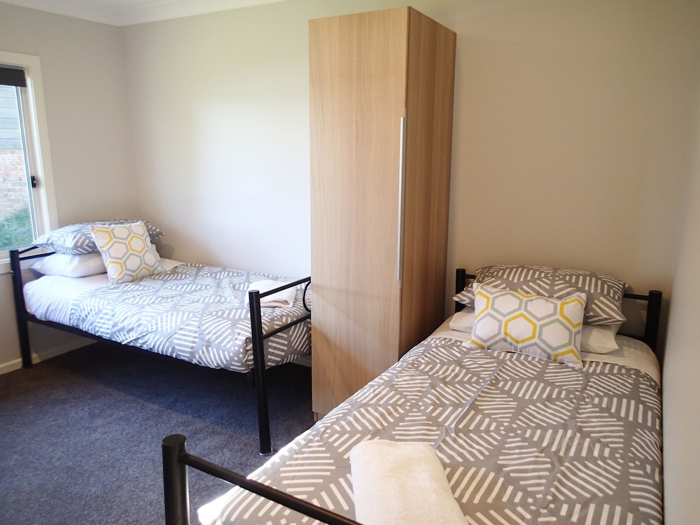 DUNGOWAN HOLIDAY ACCOMODATION 16/75