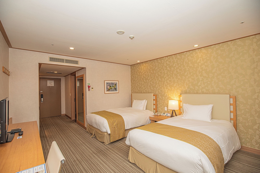 Standard, Twin Beds, Slope View