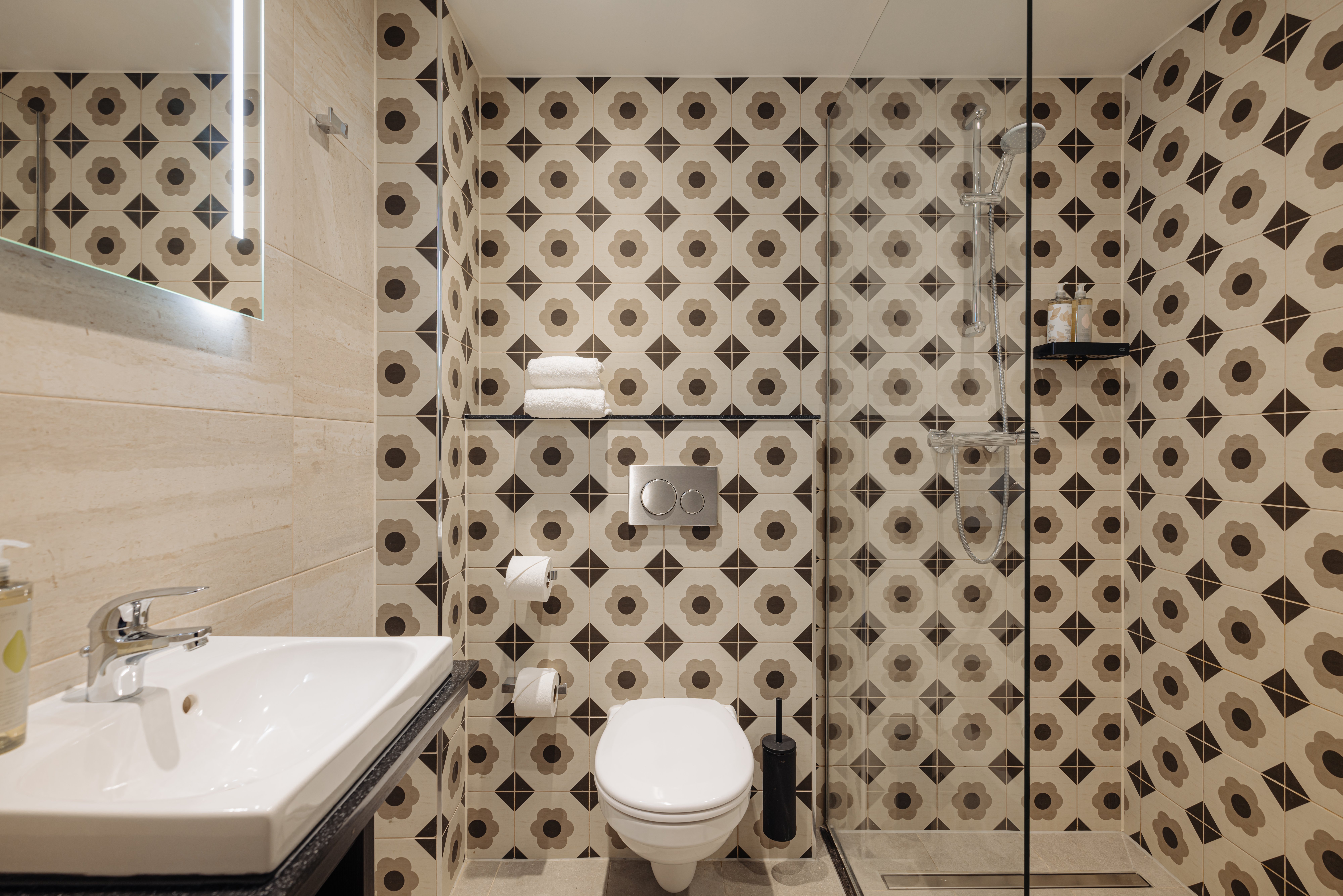 جناح بسرير مزدوج وسريرين منفصلين، Leonardo Hotel Rotterdam Savoy 4/4
