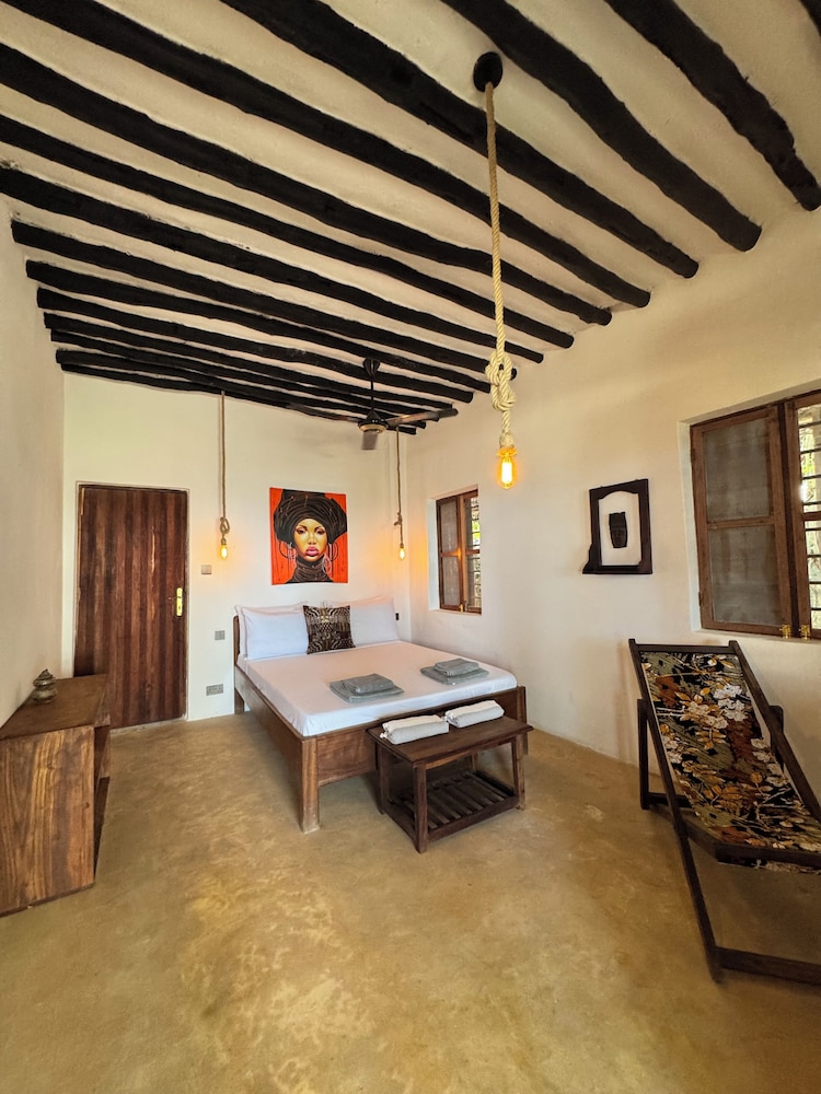 ROOM, DOUBLE BED