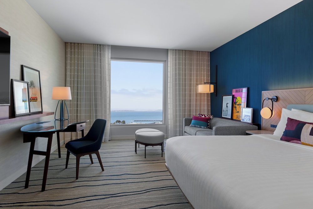 Room, King Bed, Bay View, Sofa, Accessible، Gaylord Pacific Resort & Convention Center 4/9