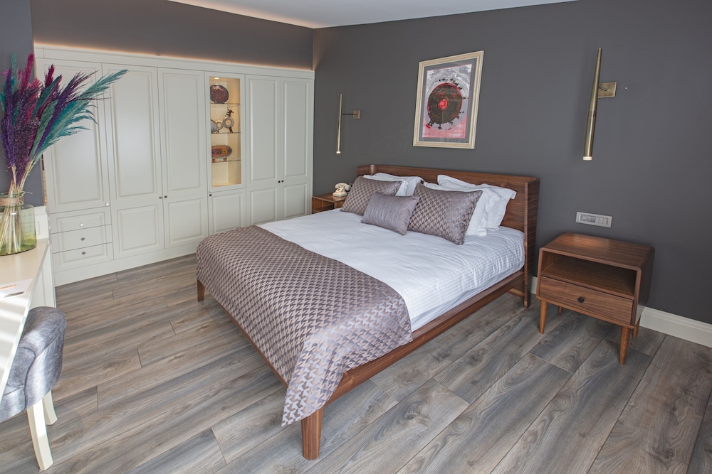 DELUXE, STUDIO, SUITE