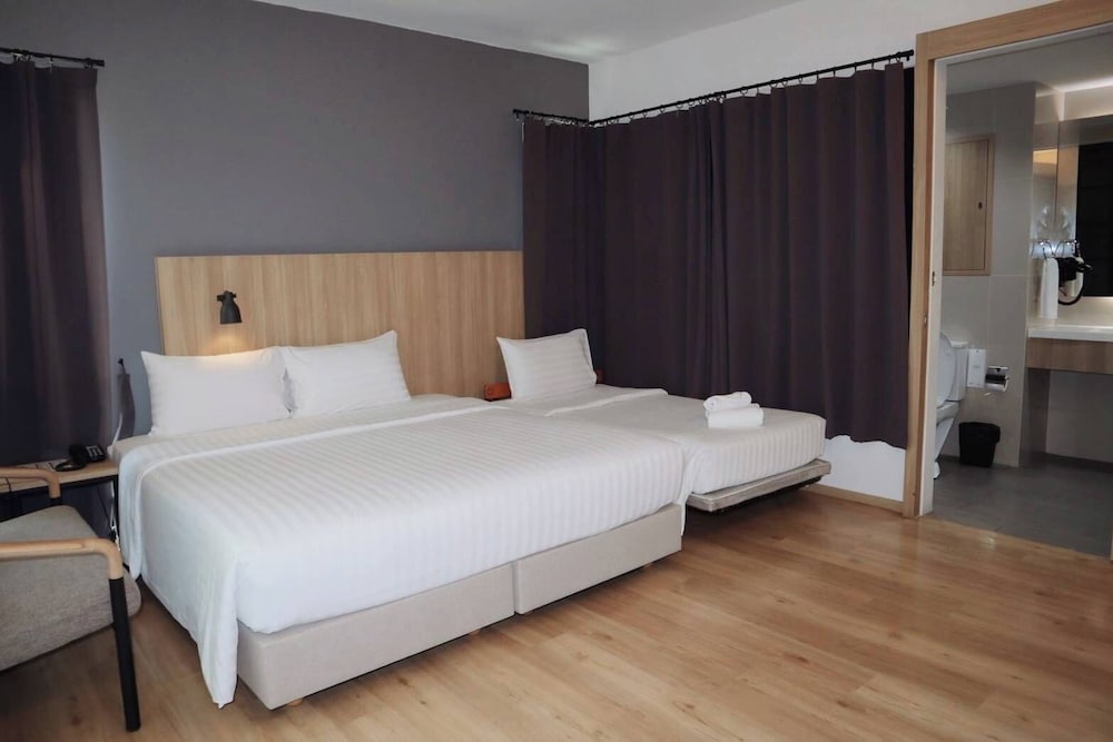 Family Suite, King Bed, Building a
