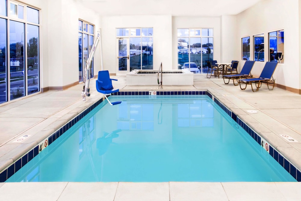 Microtel Inn and Suites By Wyndham Naples Vernal 1/50