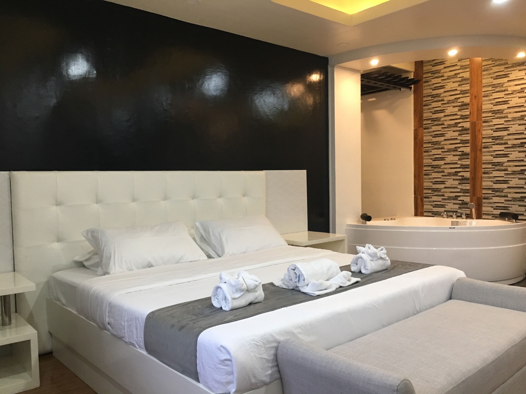 PREMIUM, SUITE, KING BED