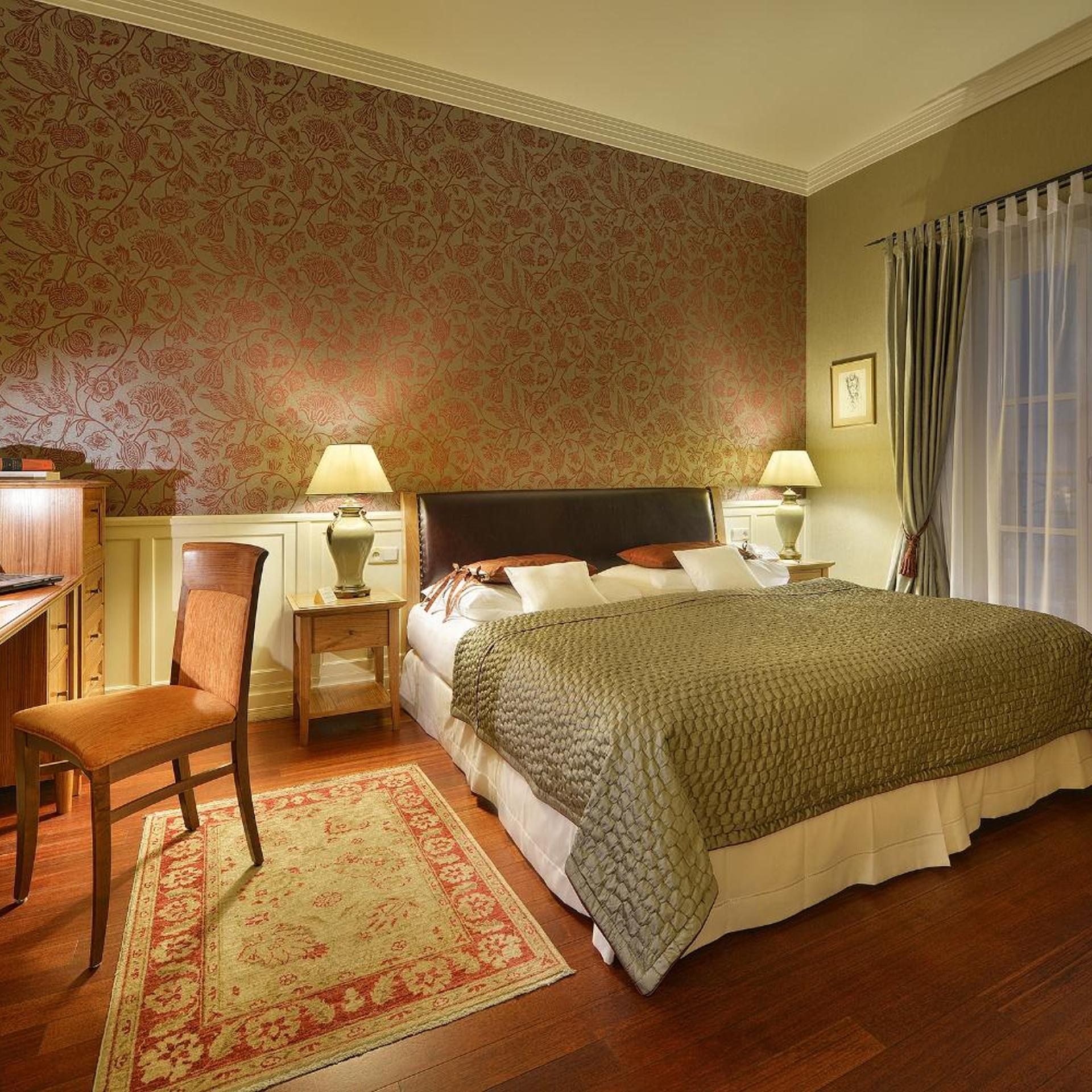 LUXURY, SUITE