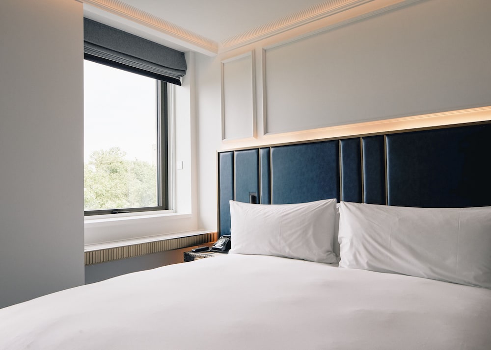 DELUXE, DOUBLE BED