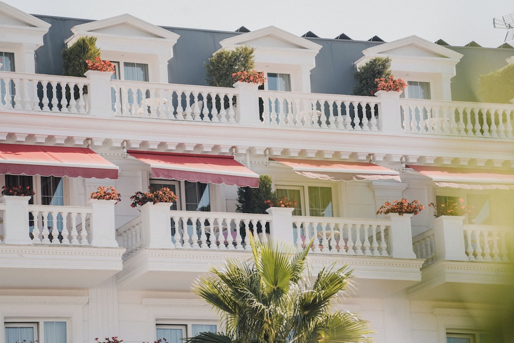 Flower Hotels & Resorts in Golem