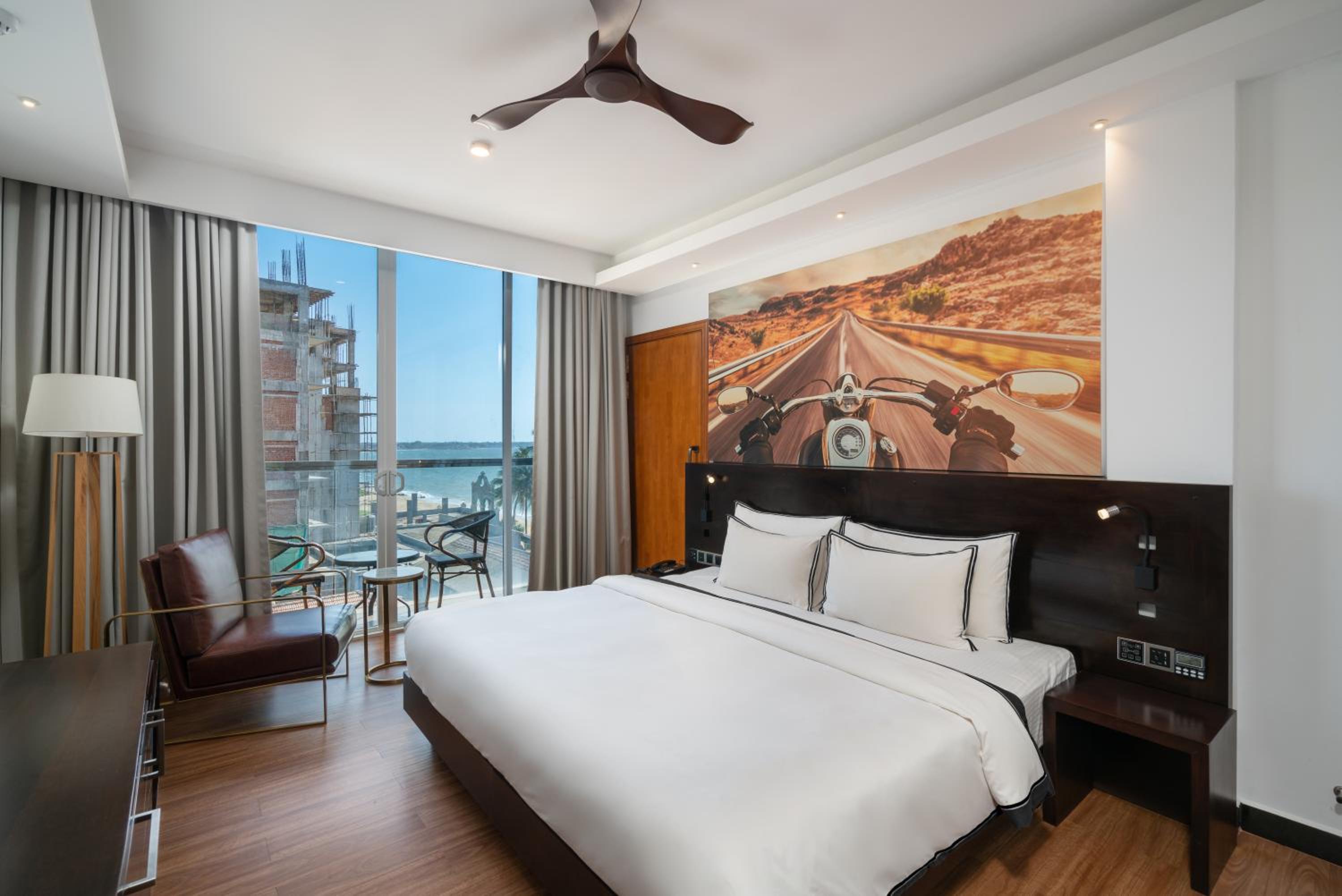 Super, Deluxe, King Bed, Lateral Side Sea View, Balcony