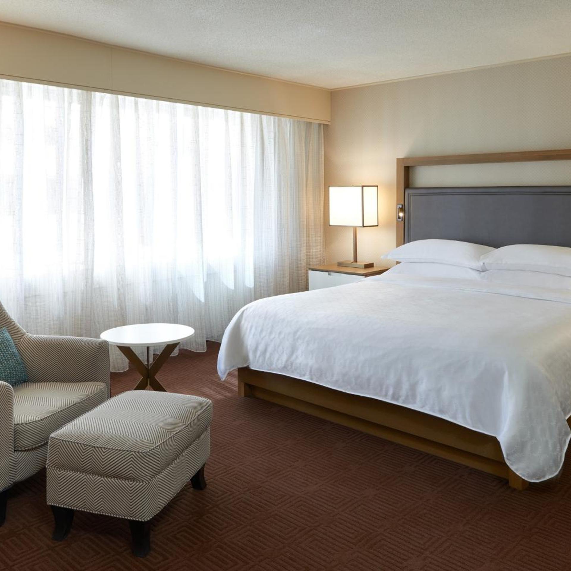 Guest Room, King Bed, Club Floor, High Floor