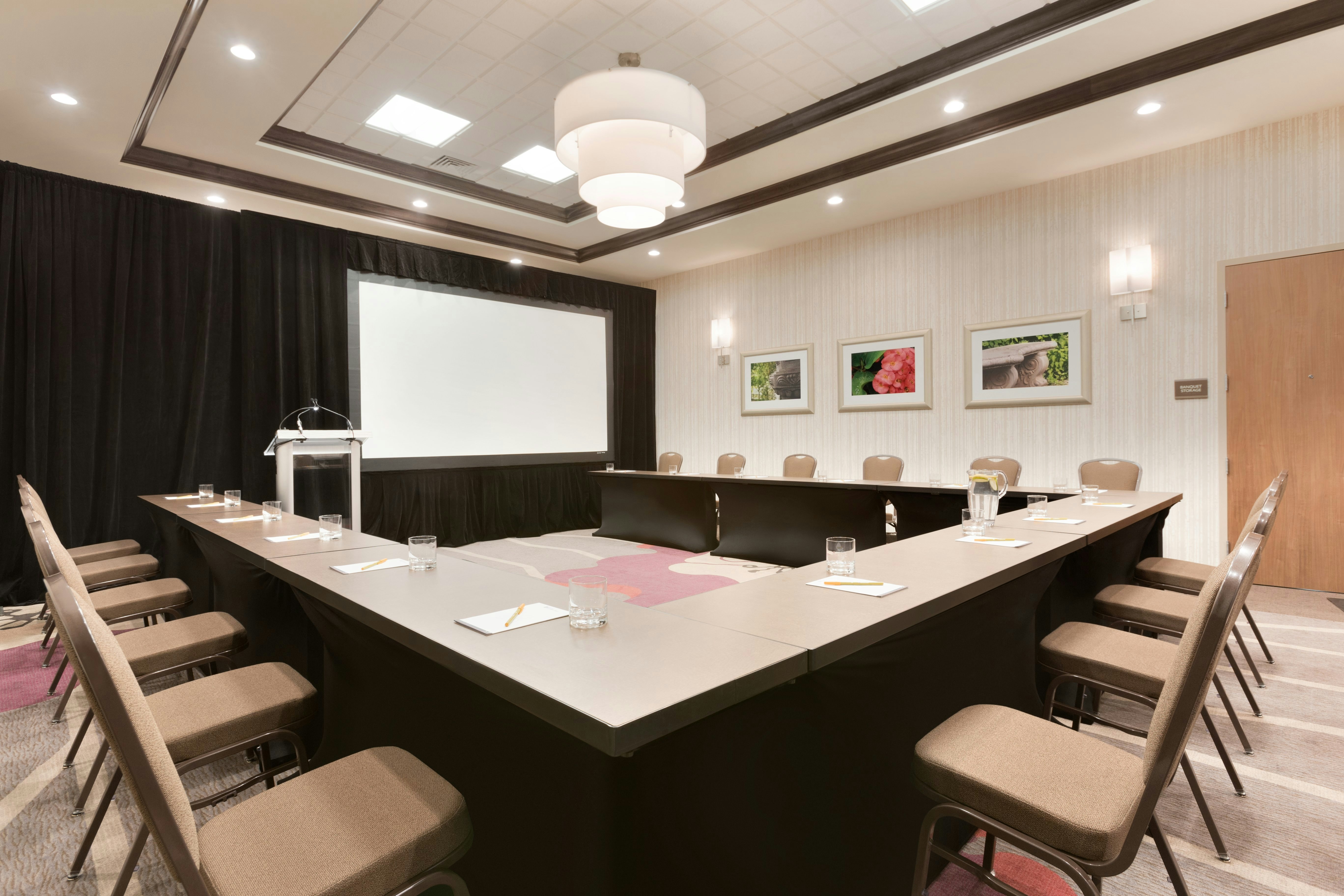 Hilton Garden Inn Pittsburgh Airport South - Robinson Mall 41/48