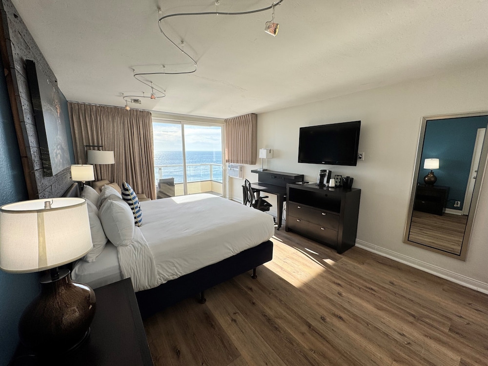Reef, King Bed, Ocean Front